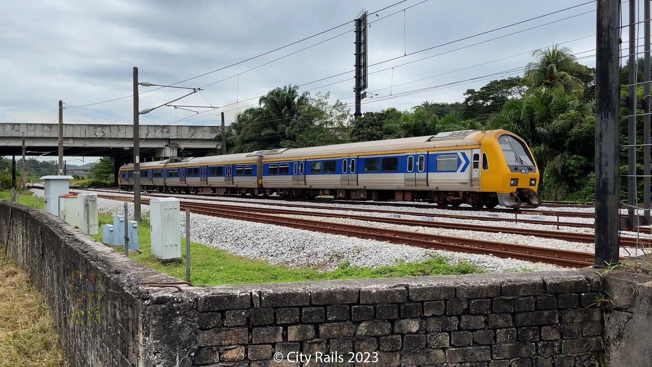 EMU 32 [ KTMB Class 83 Komuter ] at Kuang