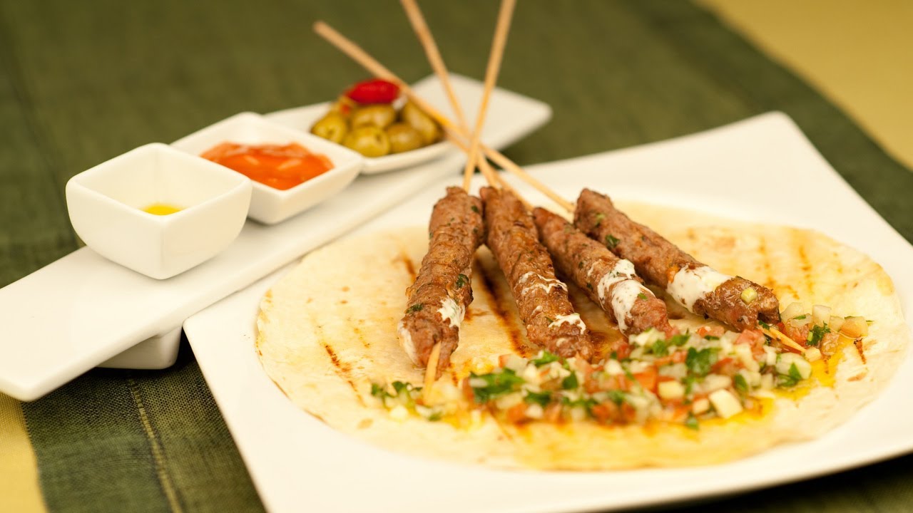 Kofta Kebab z Sałatką Fatush - jak zrobić? | Przepisy.pl