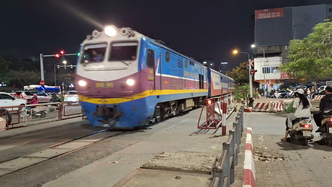 HNR 140: D19E-945 @BinhMinhD19E-945 kéo tàu khách SE8 thông qua chắn Kim Liên (về muộn 3h53p)