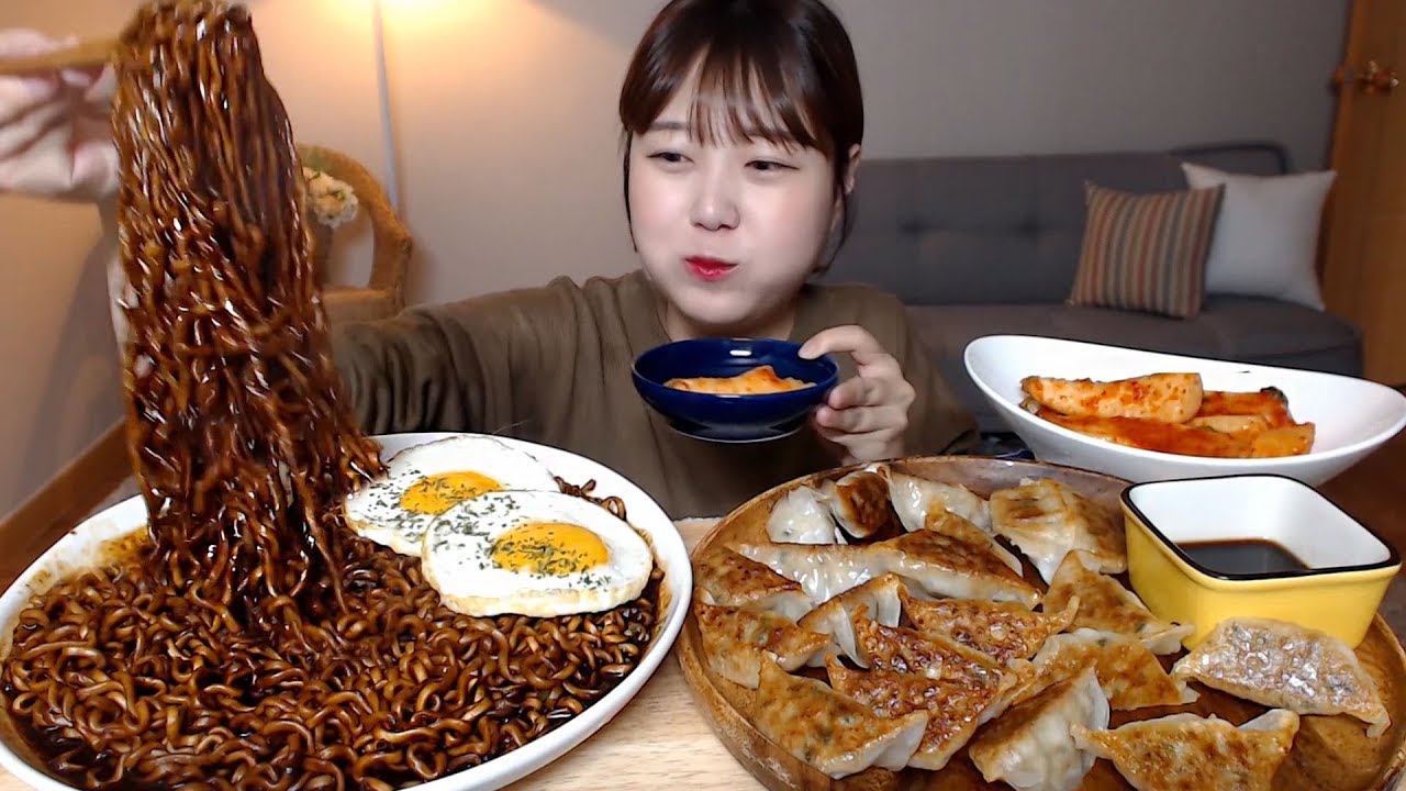 신제품 불타는 고추짜장 맵다! 고향만두 총각김치 먹방 Spicy Pepper Jjajang Noodles and Dumplings mukbang Eating show