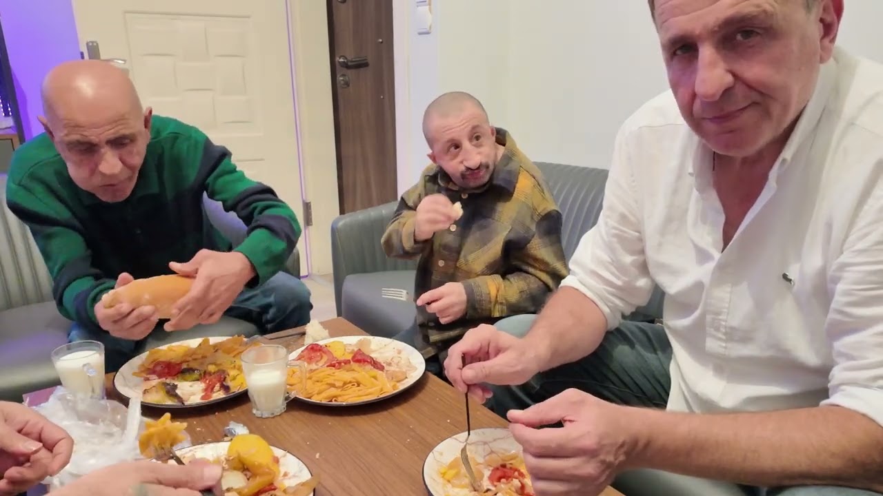 Было весело, когда Кёксал Баба, Рычит и Ахмет ели куриную пасту! 🍗🍝Смех и аппетит вместе