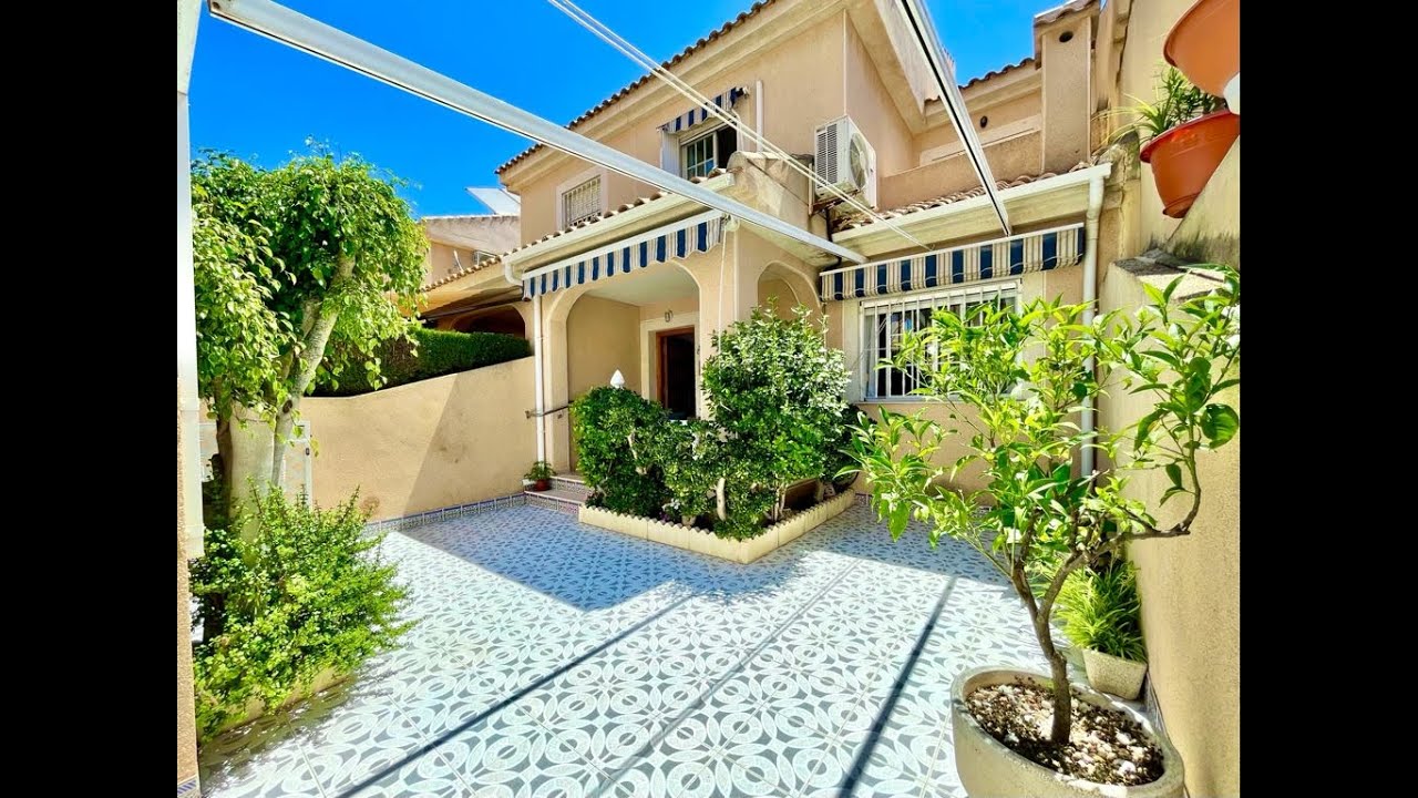 Casa de 4 habitaciones en San Pedro del Pinatar. Se vende con jardín y aparcamiento