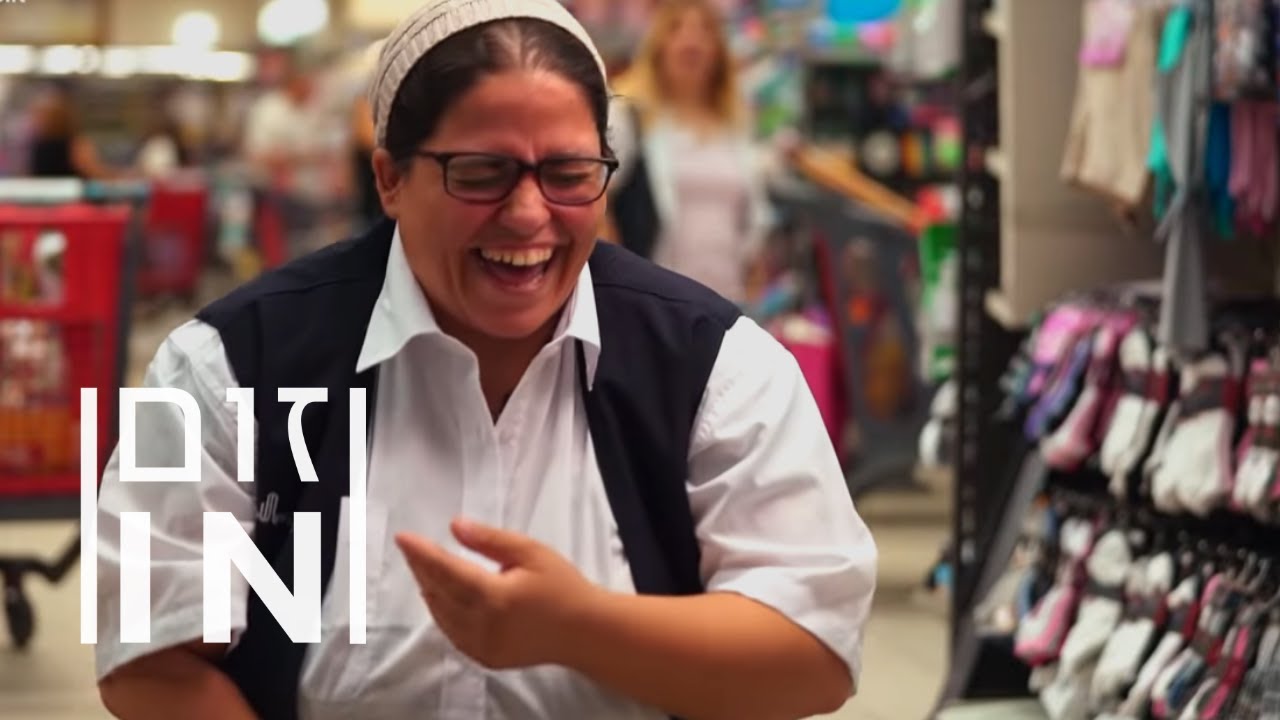 מה עושים כשחוטפים חציל בראש מלקוח? הקופאית שמצליחה לחייך כל המשמרת |  זום אין