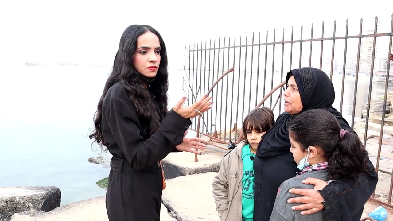 ام تفعل شئ غريب مع اولادها في جسر علي البحر 😭