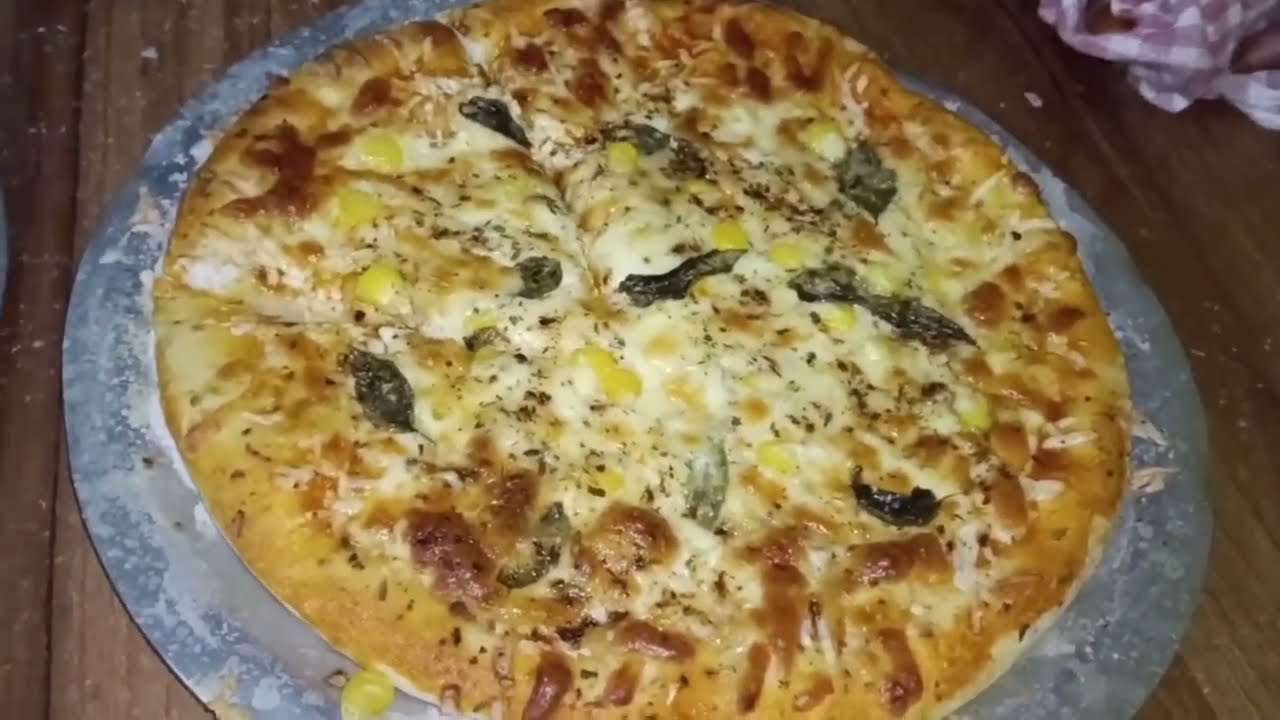Triple cheese pizza in Italian pizza recipe