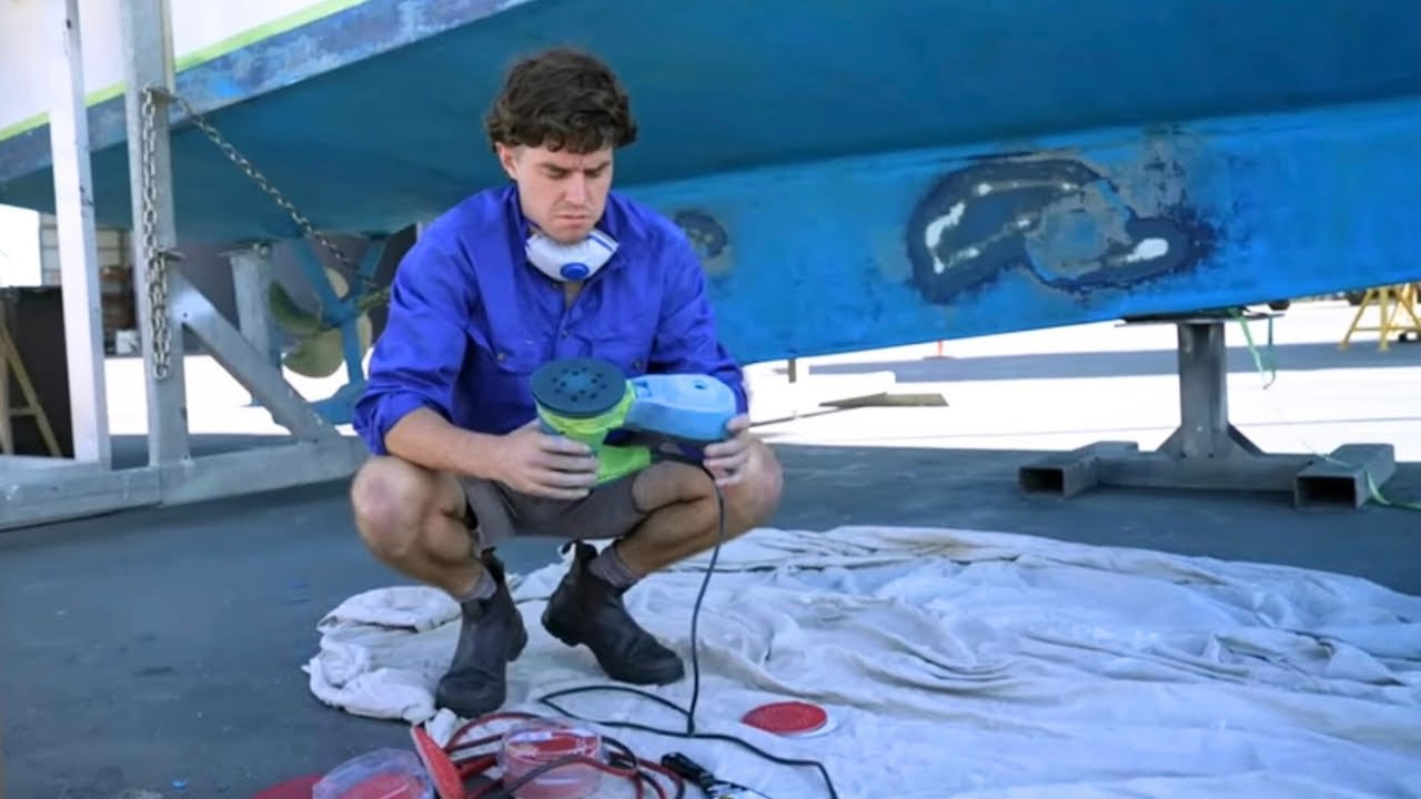 Preparing & applying anti-foul to our project boat (Houtman Ep4) 