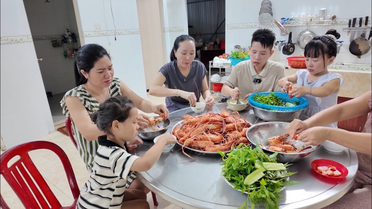 Tập 98. Gia Đ&igrave;nh Ut Mini Sum Họp Rộn R&agrave;ng V&agrave; M&agrave;n Đối Đ&aacute;p Kh&ocirc;ng Hồi Kết Của B&aacute;nh M&igrave;. 
