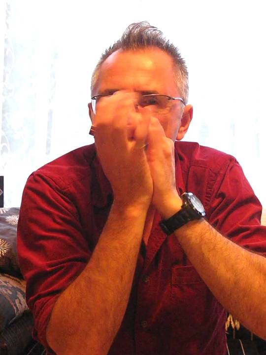 Paul Lamb gives instructions to play a harmonica 8 bar blues