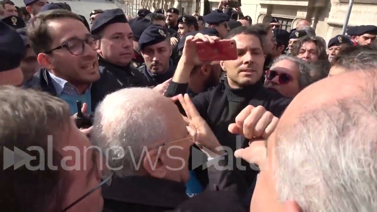 Tensione davanti a Palazzo Chigi, De Luca tenta di sfondare il cordone di polizia