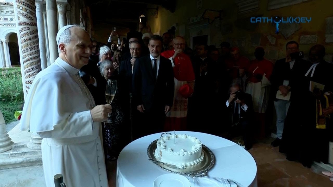 Papa Leone XIV festeggia il suo compleanno: Il brindisi e il taglio della torta con i cardinali