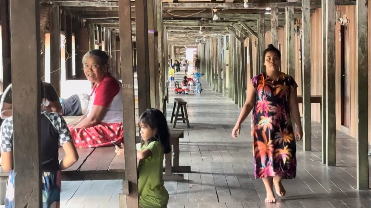 Kehidupan suku dayak di rumah panjang