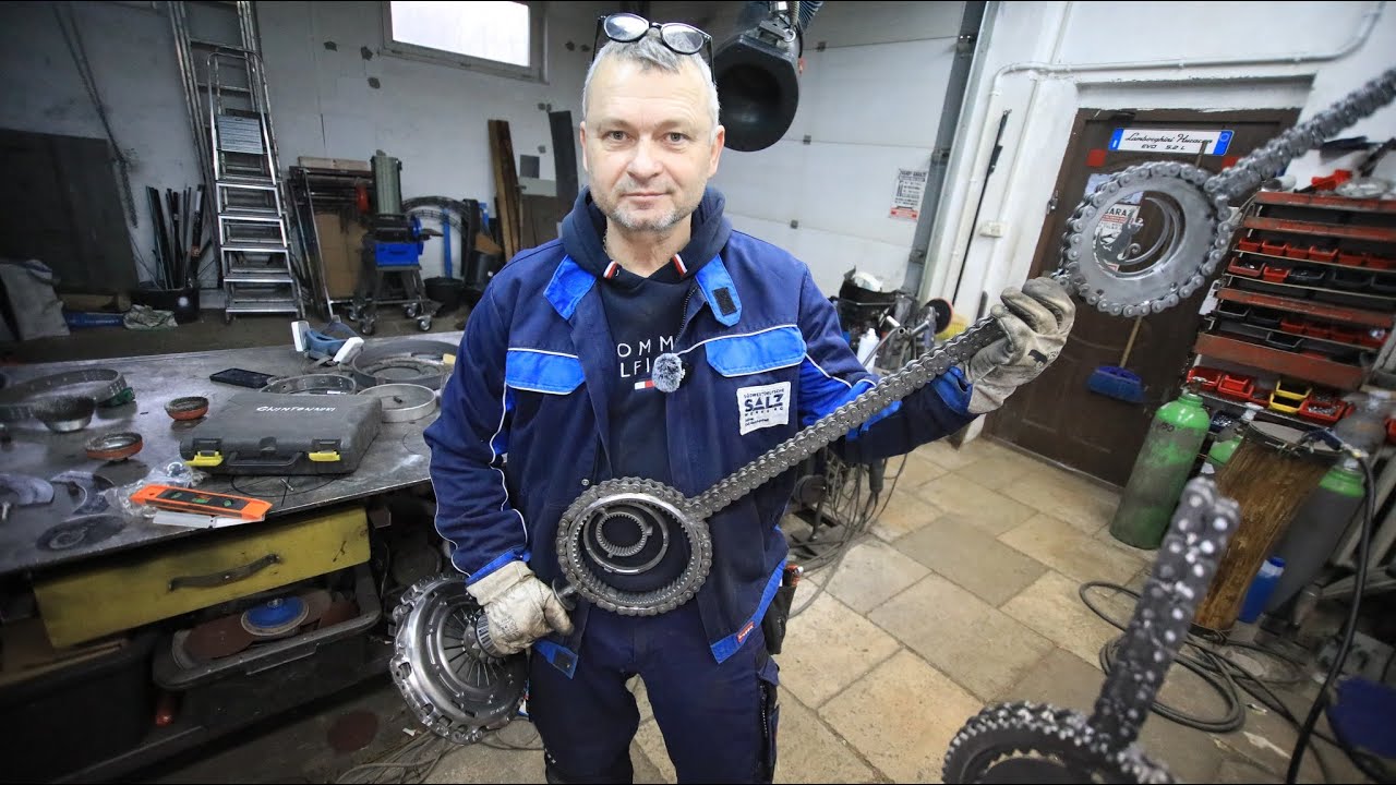 Człowiek, który tworzy lampy ze złomu