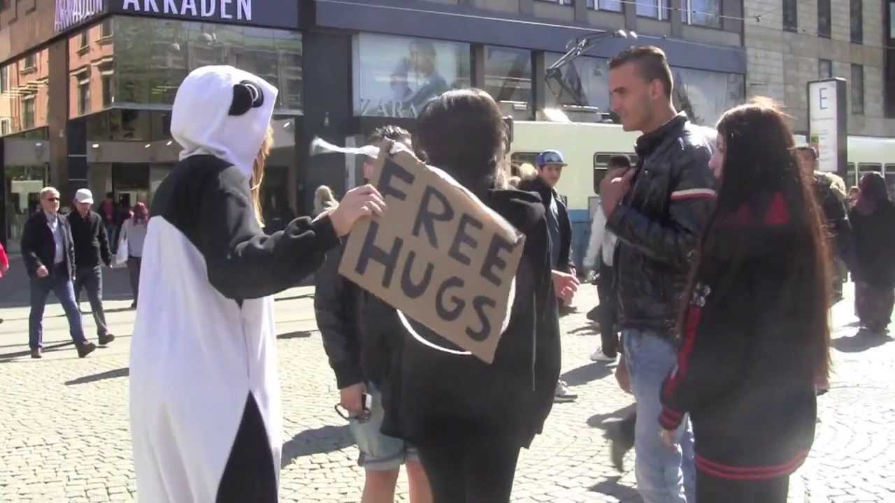 Free hugs in Brunnsparken