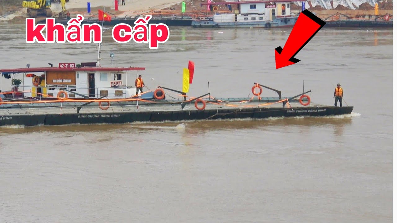 Cầu phao phong châu ngay lúc này nước chảy xuyết quá 3m/s. Khi nước lũ tràn về