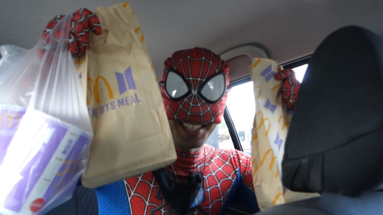 Sinubukan ni batman ang BTS Meal