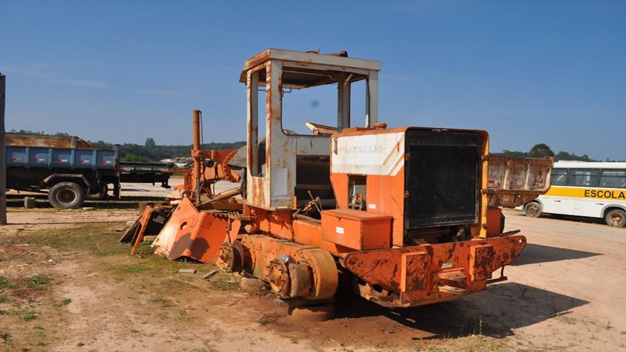 Máquinas Pesadas e Tratores Agrícolas Abandonados no Tempo III