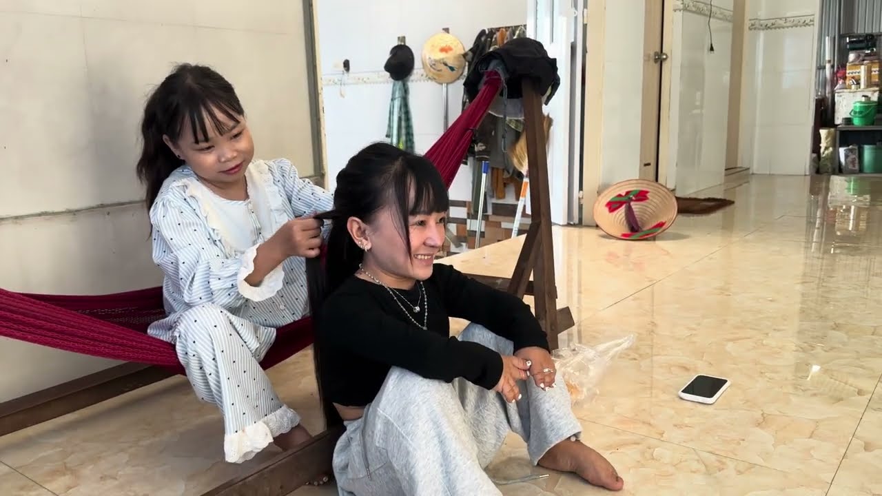 Buổi s&aacute;ng nhộn nhịp của mấy chị em v&agrave; l&iacute; do &Uacute;t Mini kh&ocirc;ng tự thắt t&oacute;c được || B&eacute; Hạt Ti&ecirc;u