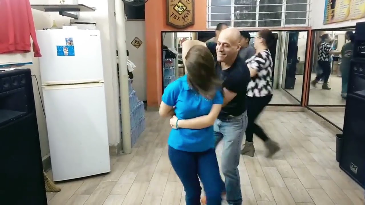 Yessy Lee bailando Cumbiaton en academia de baile Hangar Texano #tomachangotubanana 