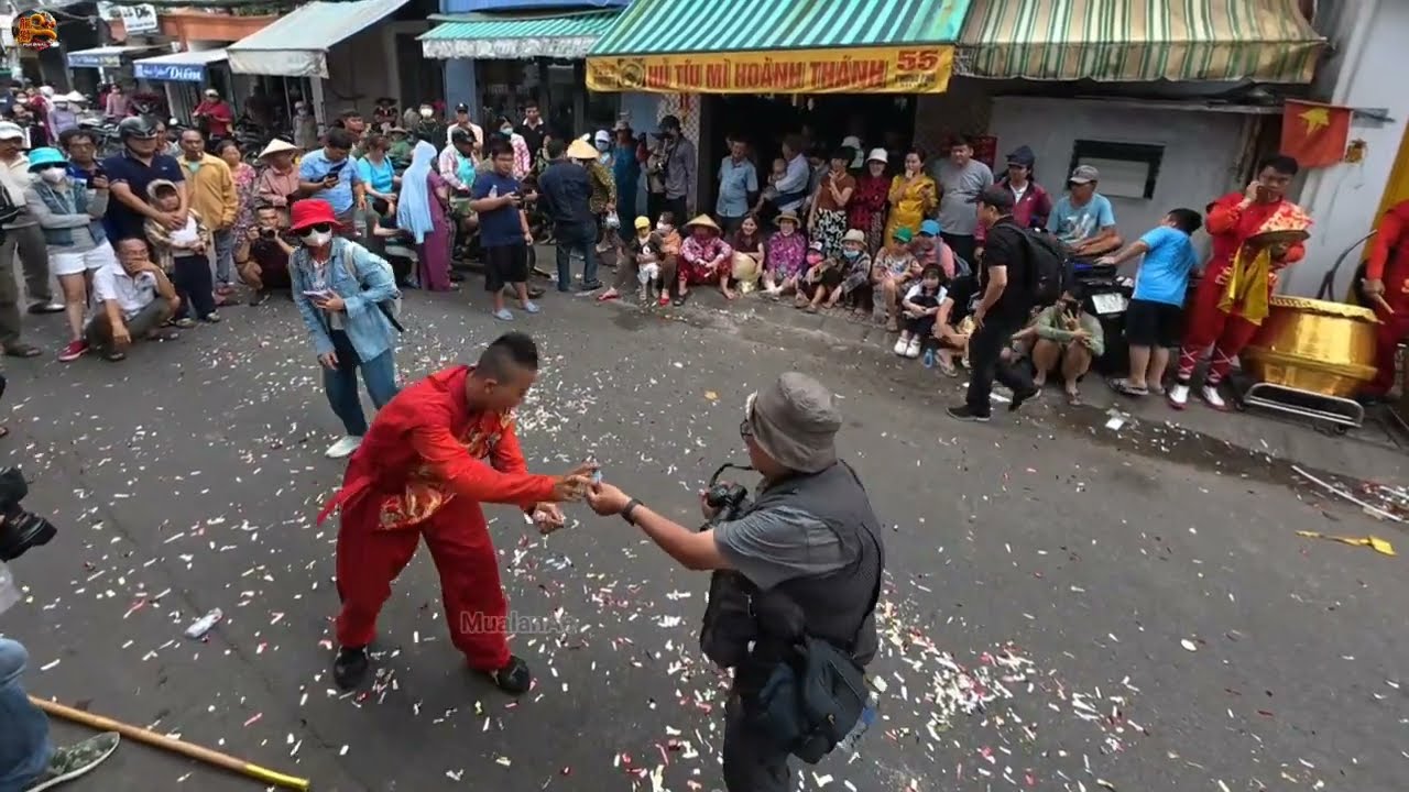 仁义堂龙狮团 来一出 刀 棍舞 众人不断的赞赏
