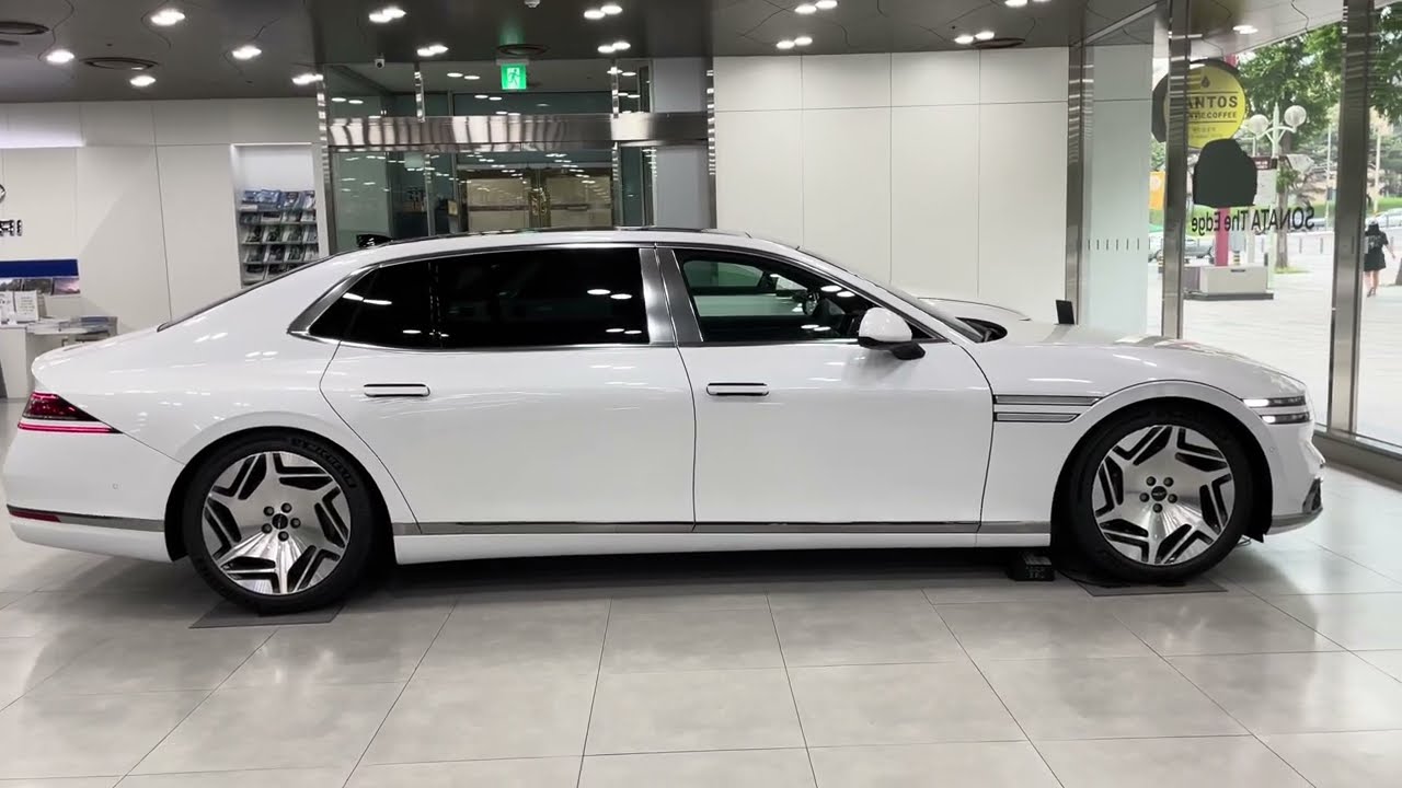 GENESIS G90 Long Wheel Base | 215.2 in. | 5,465mm | Uyuni White Exterior | P2