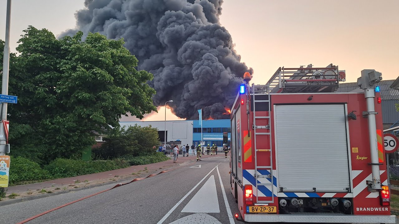 (Grip 2!) zeer grote brand bij plastic en houthandel in Ter Aar!!!!