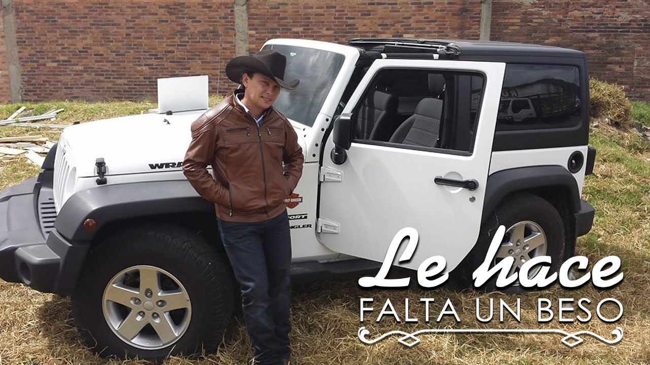 Giovanny Ayala - Le Hace Falta Un Beso (Video Oficial)