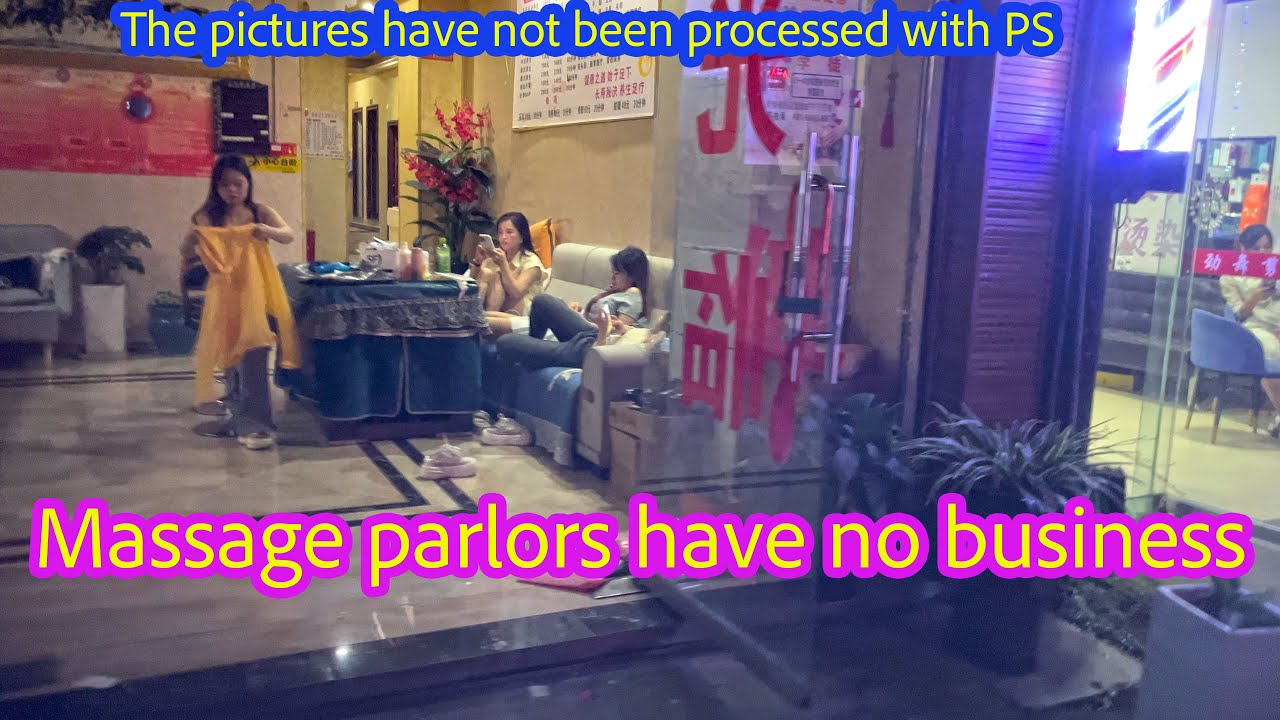Walking on a massage street in China, you will see a desolate scene