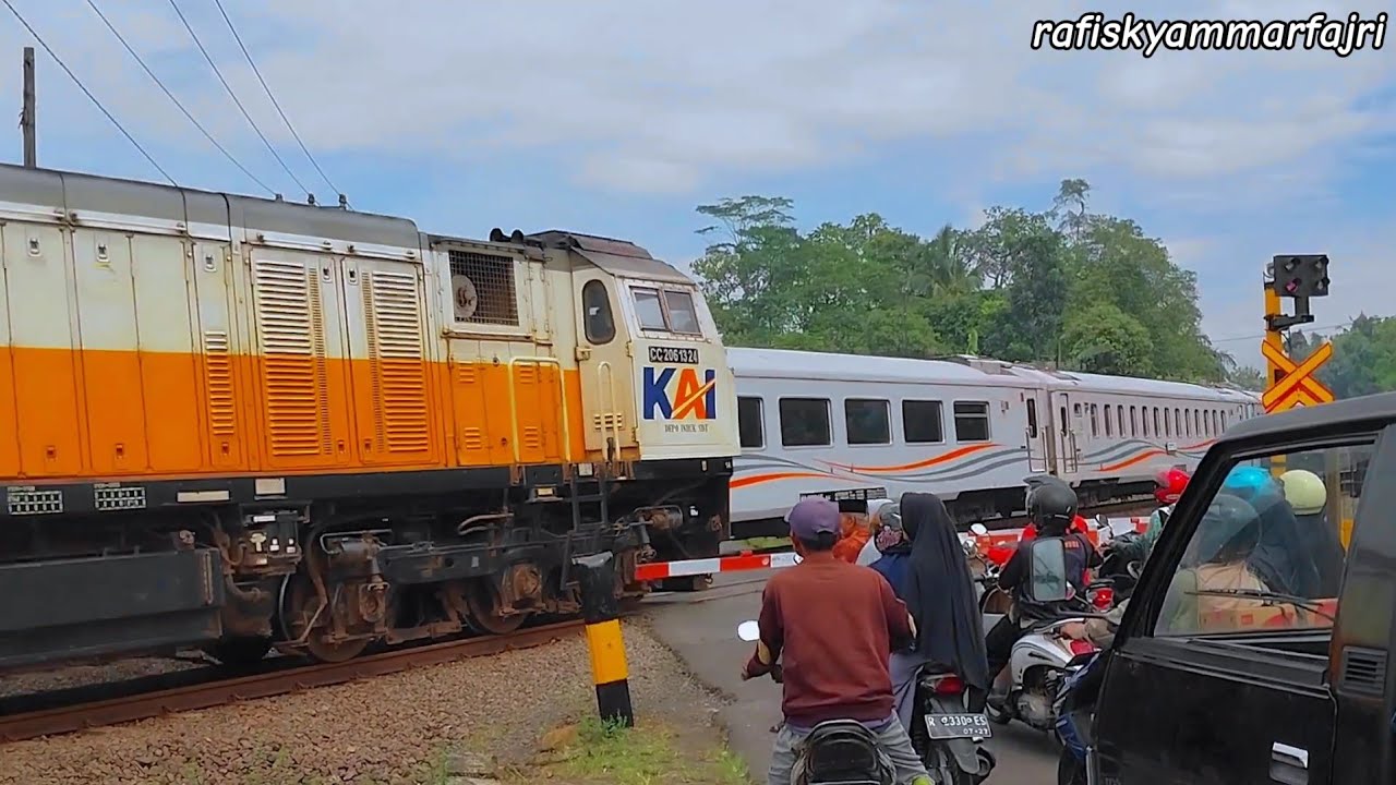 Palang Pintu Kereta Api | Level Crossing | Maret2026 | Ka Kamandaka Berpapasan Dengan Ka Taksaka