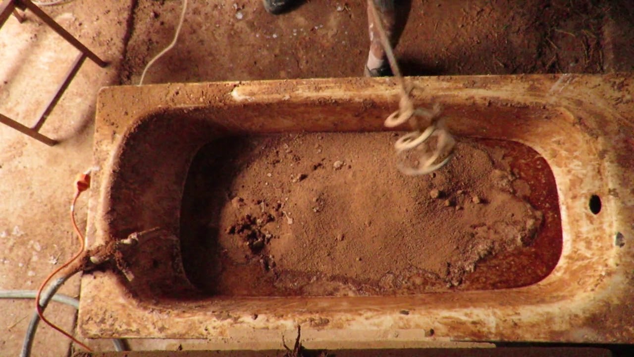 Revoque con barro en construcción de adobe.
