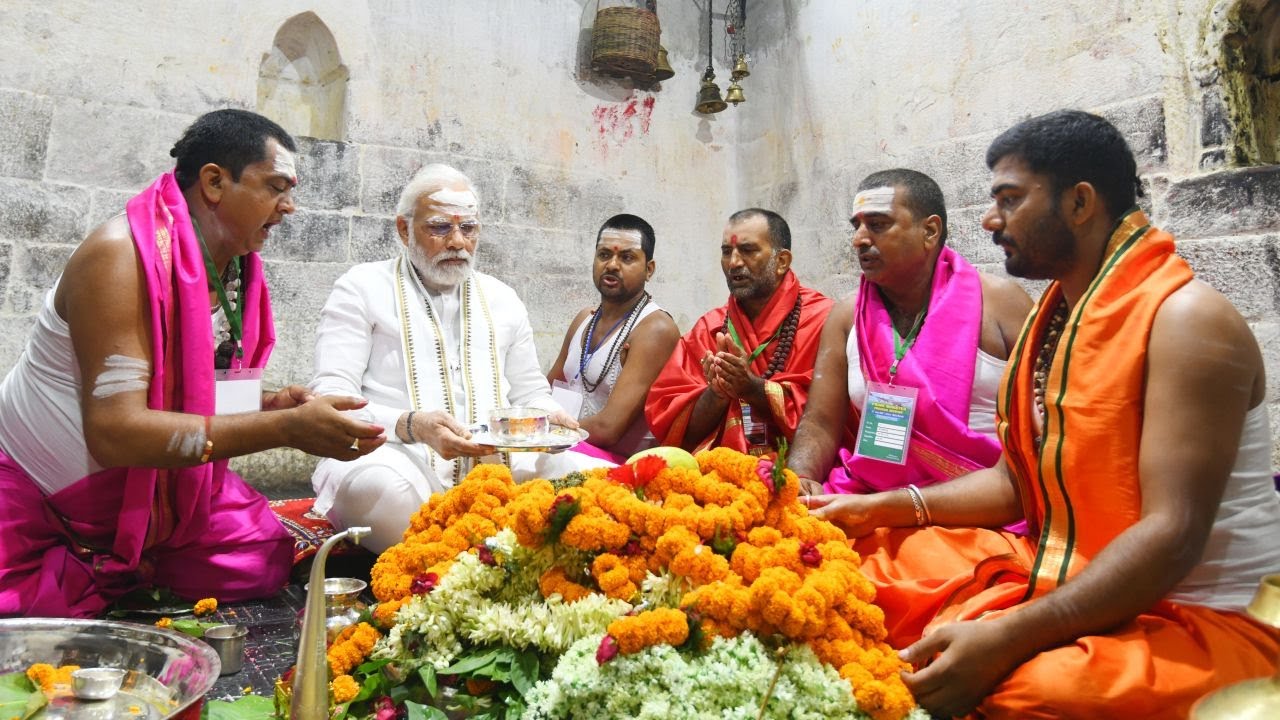 PM Modi prays at Baba Baidyanath Dham in Deoghar