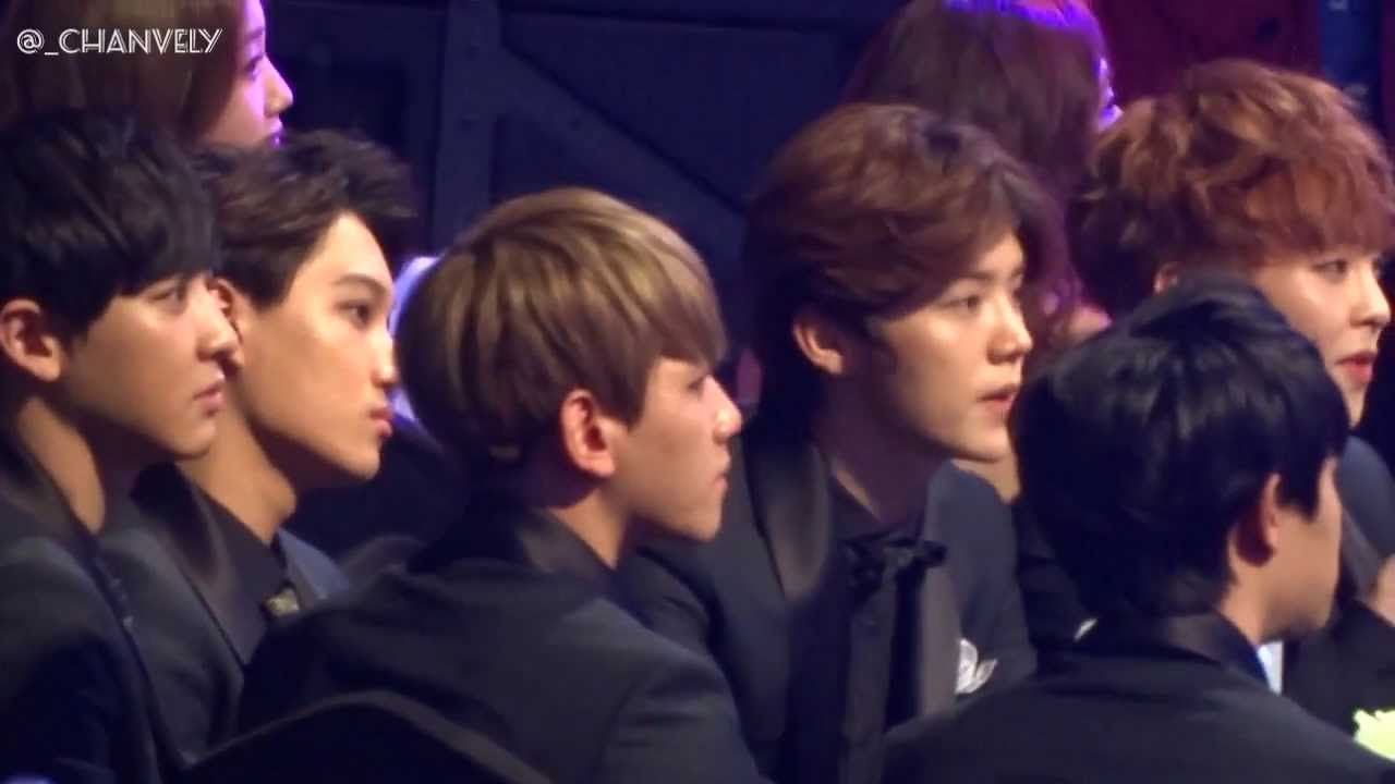 140212 가온차트 K-POP 어워드 씨스타 무대 보는 엑소