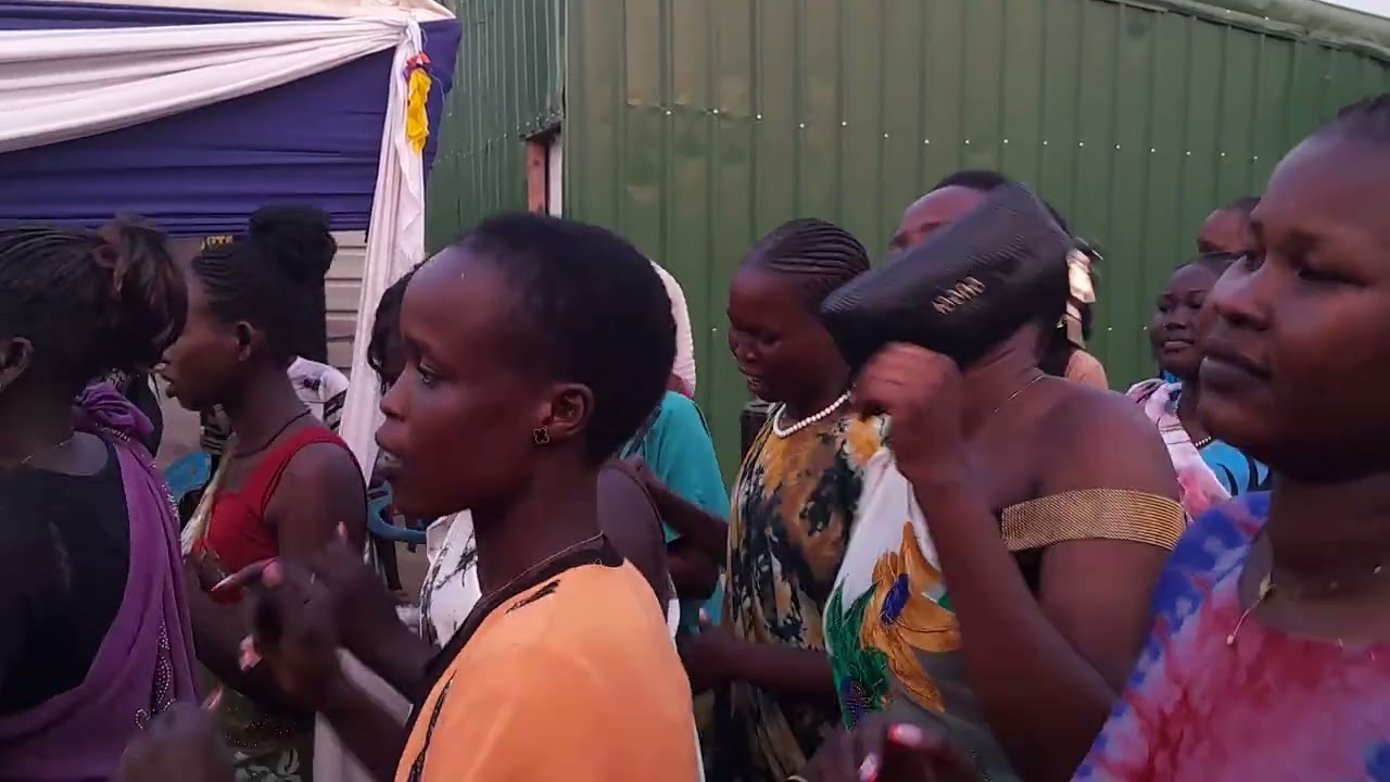 Presenting a gifts to Ustaz Deng Alou at honouring invitation by Pan Wun Lual section of Dhiak.