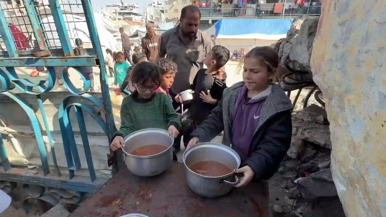 مواطنون يتجمعون للحصول على طعام مجاني من تكية خيرية خلال شهر رمضان في مدينة غزة في ظل الظروف الصعبة