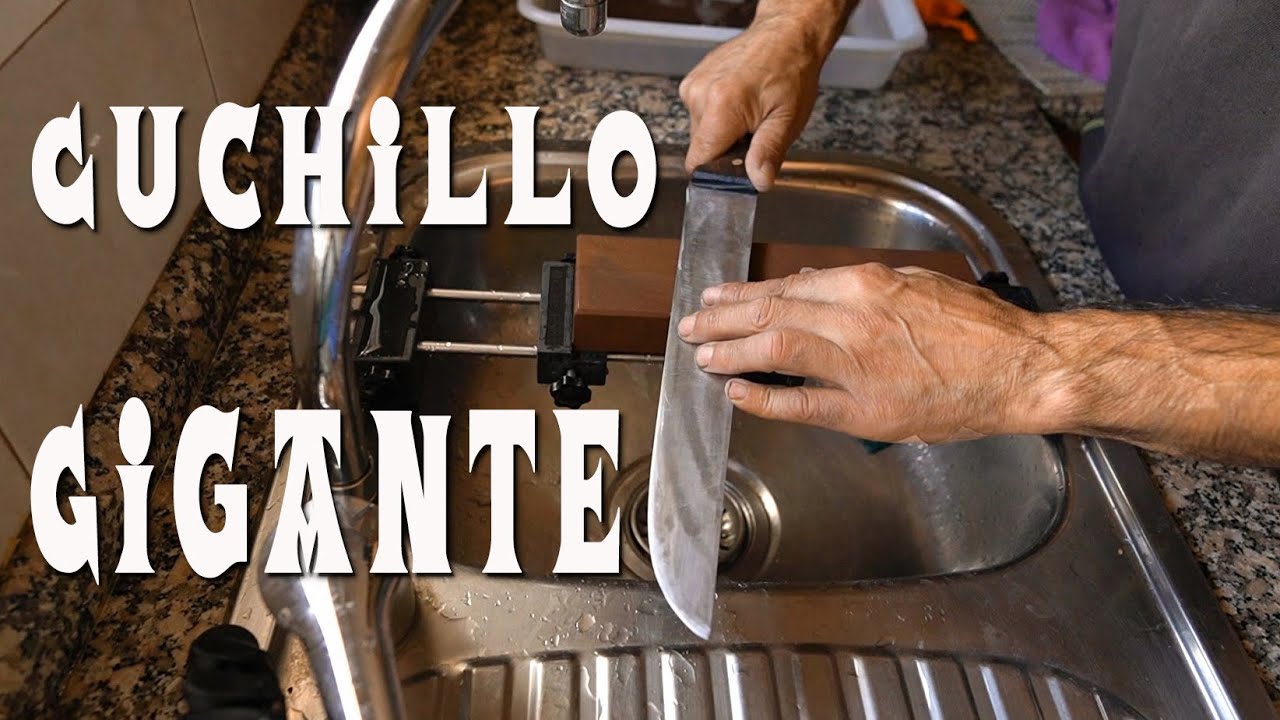Afilando cuchillo enorme a mano alzada