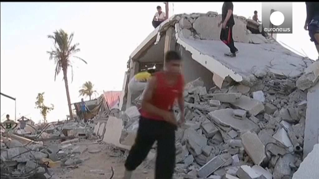 Video: Palestinian teenagers practice Parkour in Gaza's rubble