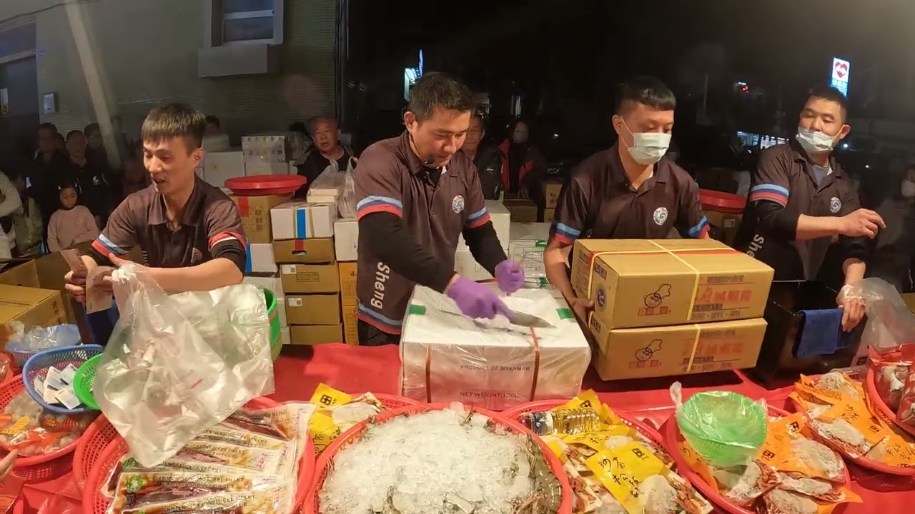 20  過年要吃這隻大的紐奧良腿排，老闆喊300元~有客人自動加價要買500~讚啦~ #嘉義趙又廷 #全晟海產 #週二社頭夜市 #海鮮拍賣 #海鮮叫賣