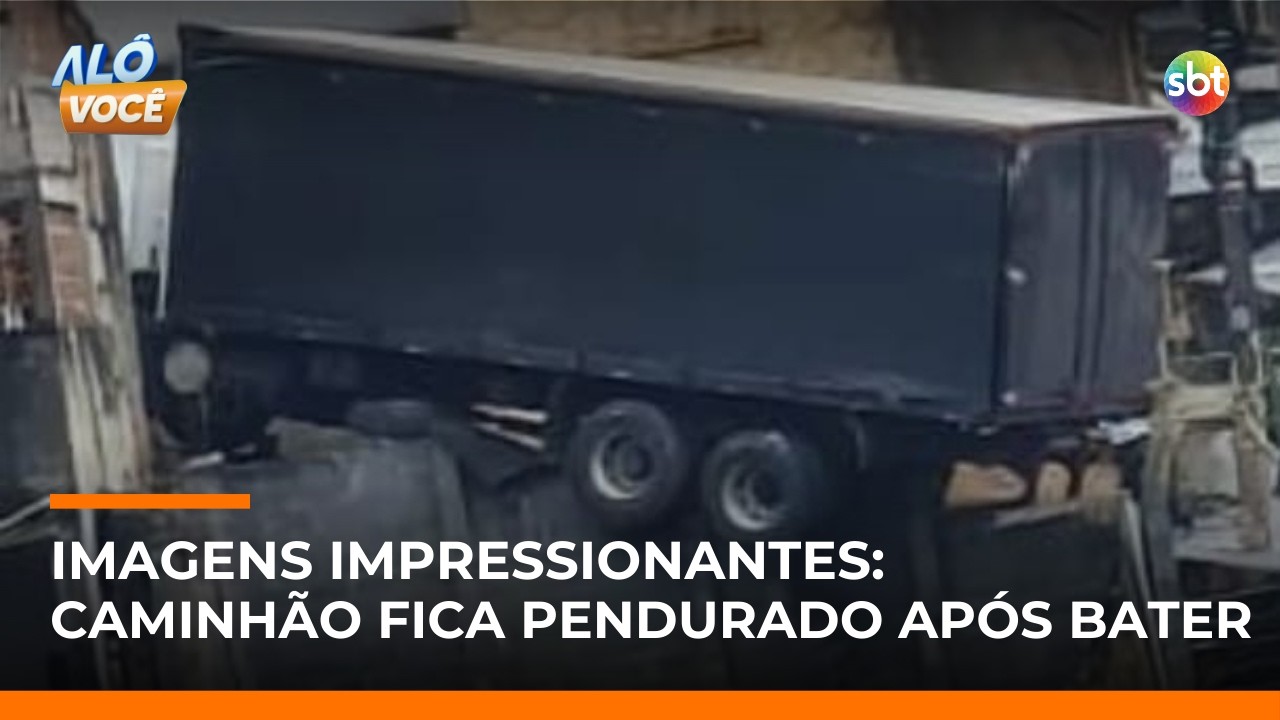Caminhão com 17 toneladas de arroz fica pendurado após bater em muro em SP | #AloVoce