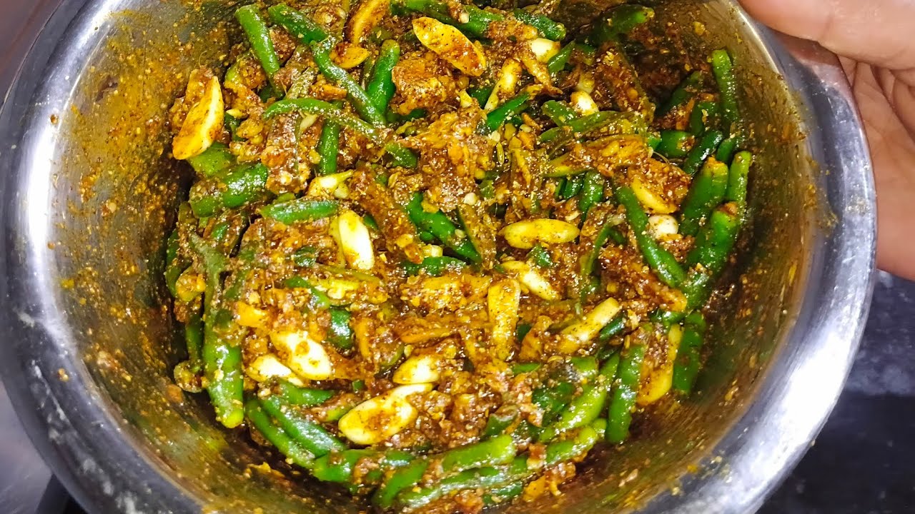 हरी मिर्च  लहसुन अदरक चटपटा अचार जो पूरी सर्दी यही बनाकर खाएंगे साल भर बिल्कुल भी खराब नहीं होगा