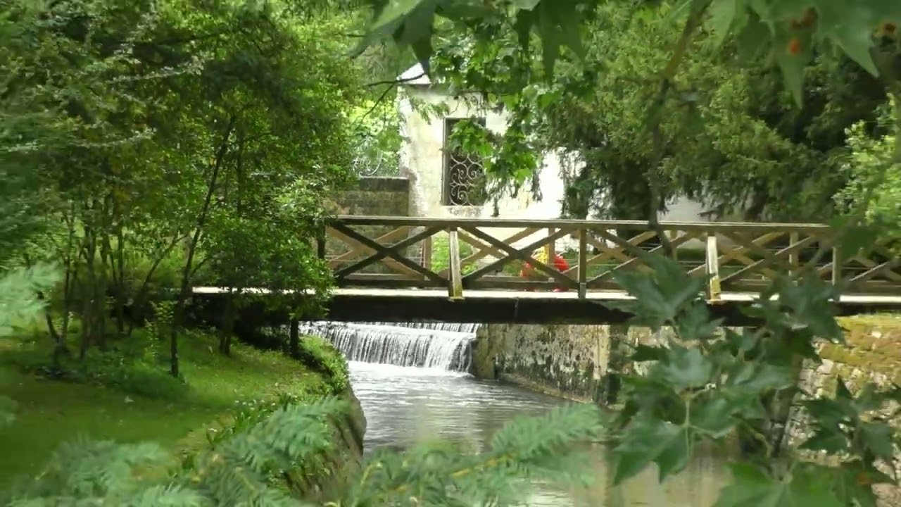 AZAY-LE-RIDEAU (INDRE-ET-LOIRE) - UN JOYAU POS&Eacute; SUR L'INDRE
