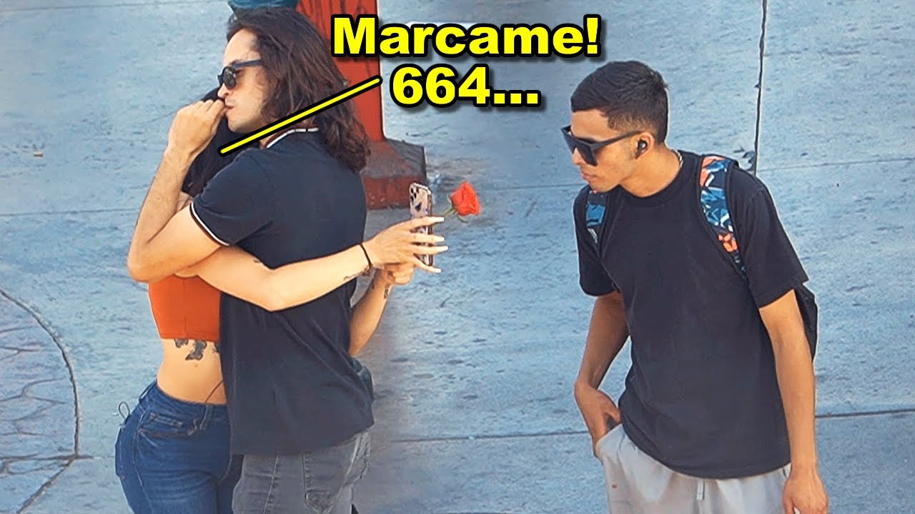 Coqueteando mientras estoy con mi Pareja 🤣😏 // Bromas en la calle - Bufones.net