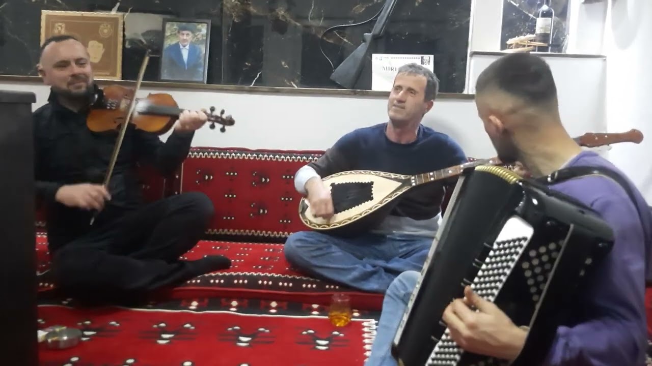 Liman Bytyqi me shqiponjen dy krenare