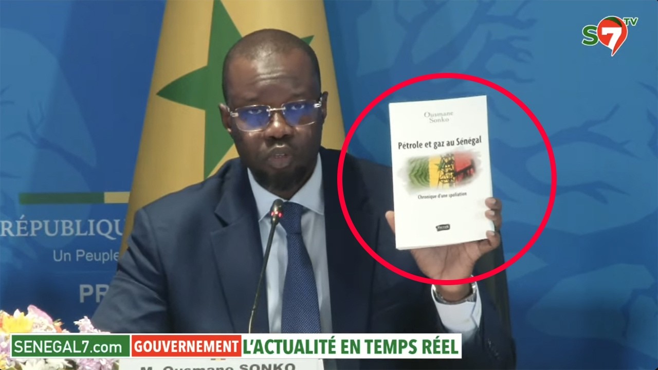 En pleine Conf de presse, Ousmane Sonko brandit son livre sur le pétrole avec de graves révélations