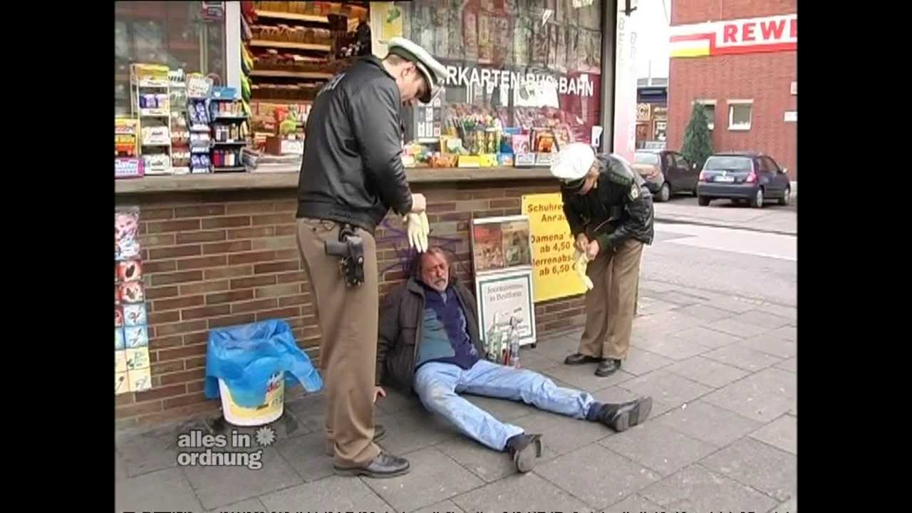 Polizisten sammeln Besoffenen auf - Alles in Ordnung