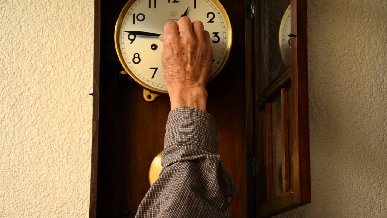 Video-instalación-reloj-pared-Junghans