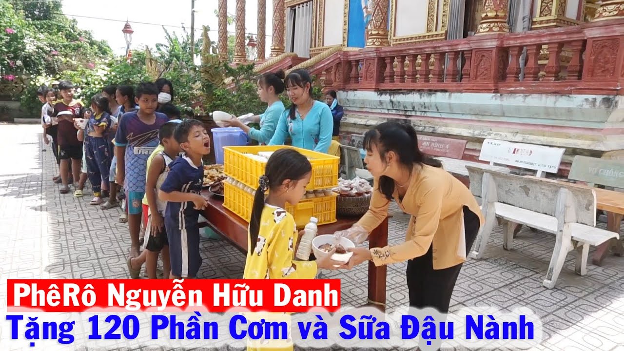 Bà Con Khmer vui mừng Được Tặng 120 Phần Cơm Sườn và Sữa Đậu Nành từ Tấm Lòng Phero Nguyen Huu Danh