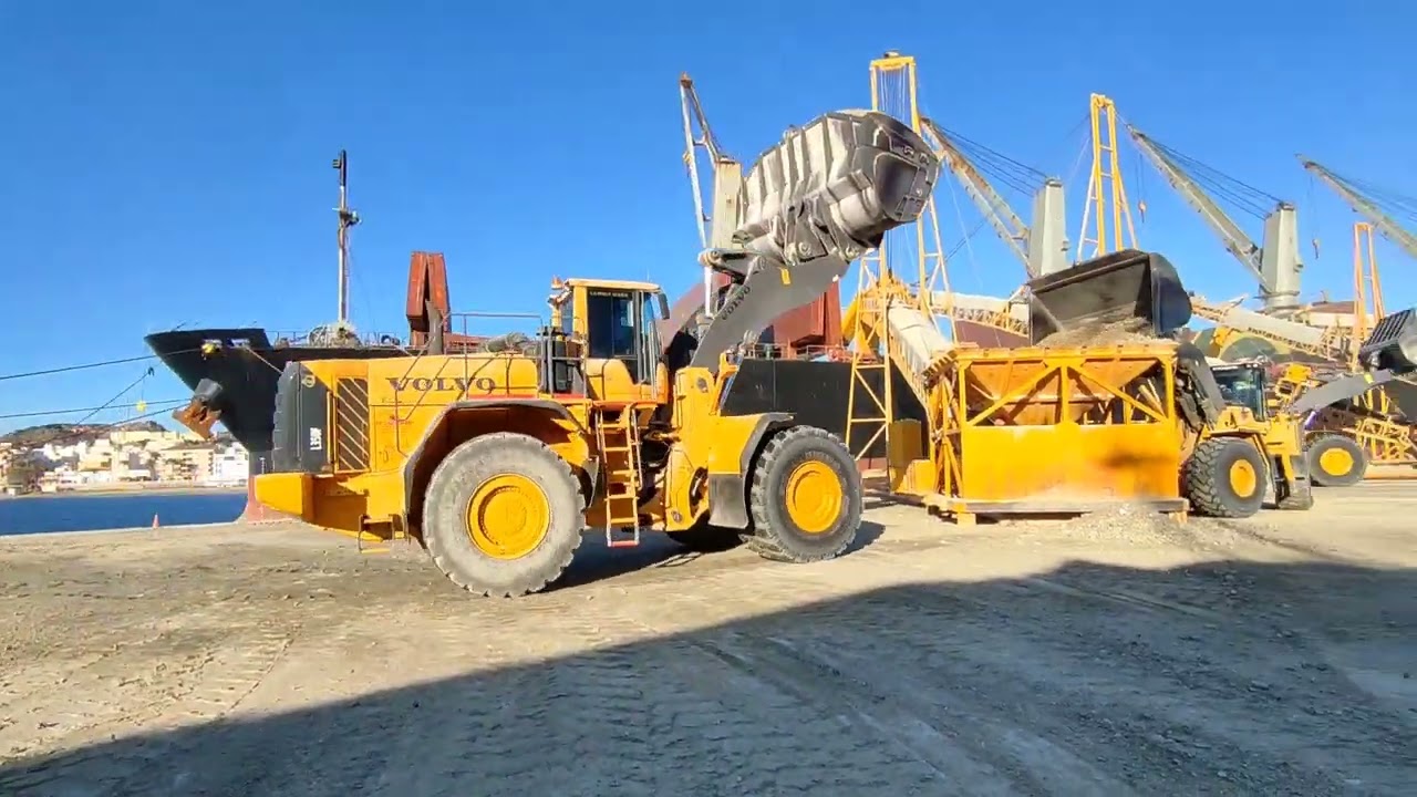 Volvo L350 F carga de buque en Puerto comercial Garrucha