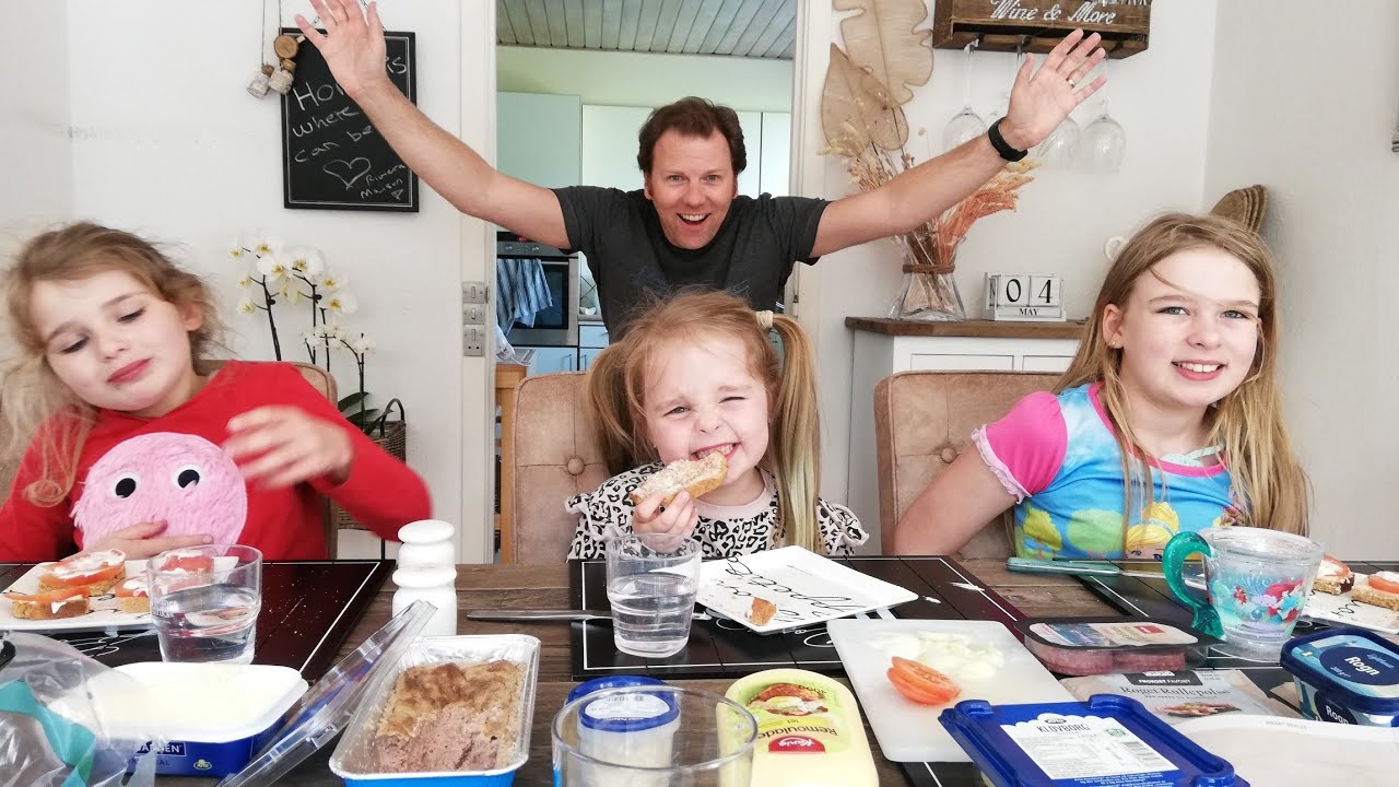 Frokosttid🍽️Pigerne må selv smøre deres mad🍅Fortæller vores kærlighedshistorie❤️