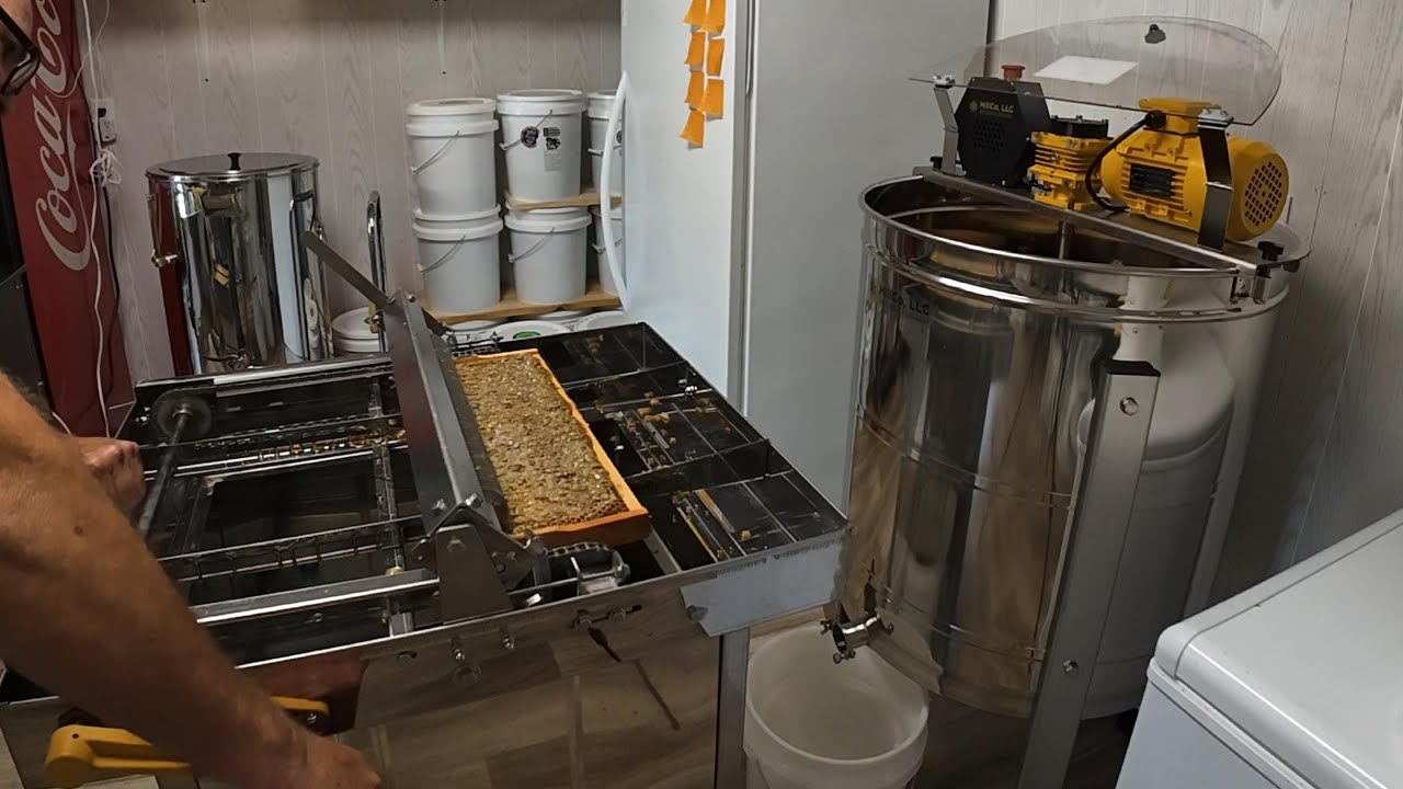 Extracting The Last Honey Pull of 2024 - Mann Lake Sideliner Uncapped & Hillco Extractor