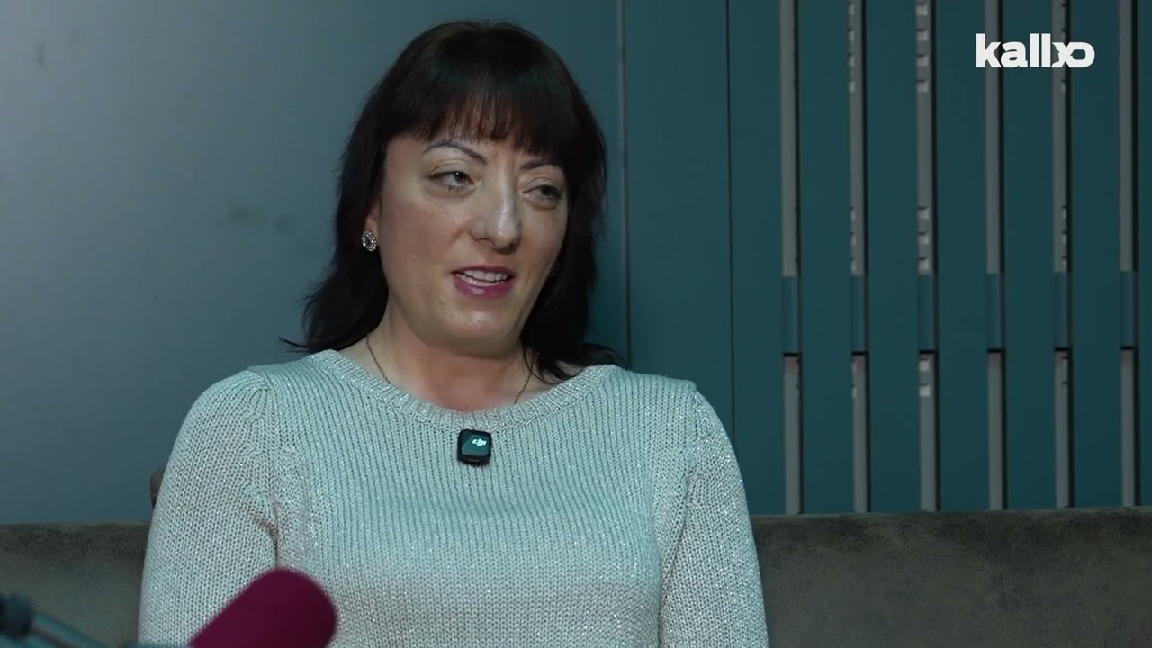 Gazetarja e verbër që thyen barrierat fizike dhe sjell informacione të saktë te dëgjuesit