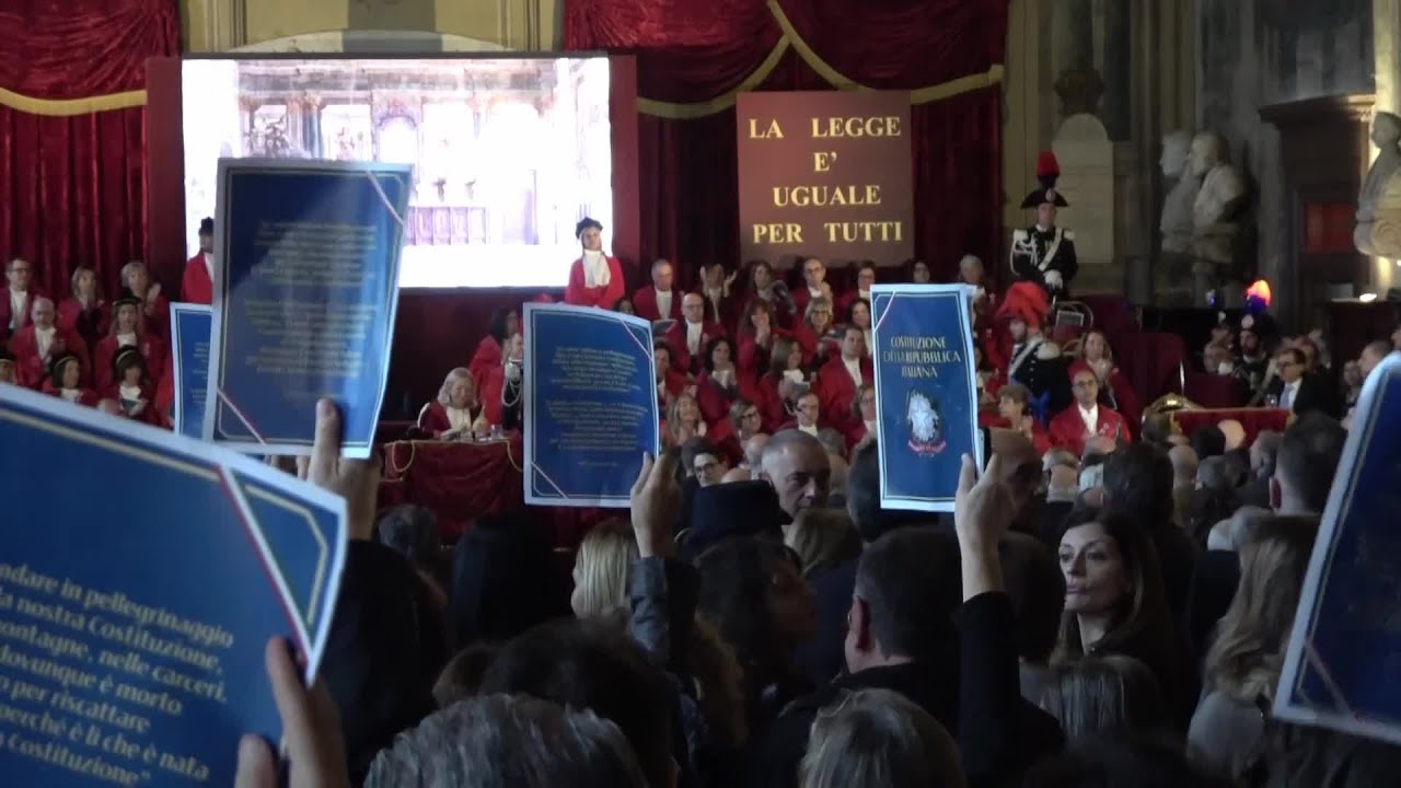 Protesta magistrati: mentre parla Nordio abbandonano l'aula con manifesti Costituzione